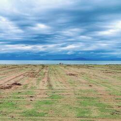 Abgeerntetes Melonenfeld mit Blick auf's Ionische Meer und Zakynthos