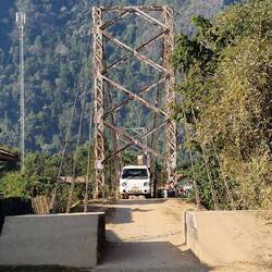 Überqueren einer Hängebrücke