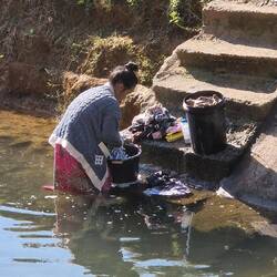 Im Fluß wird die Wäsche gewaschen.
