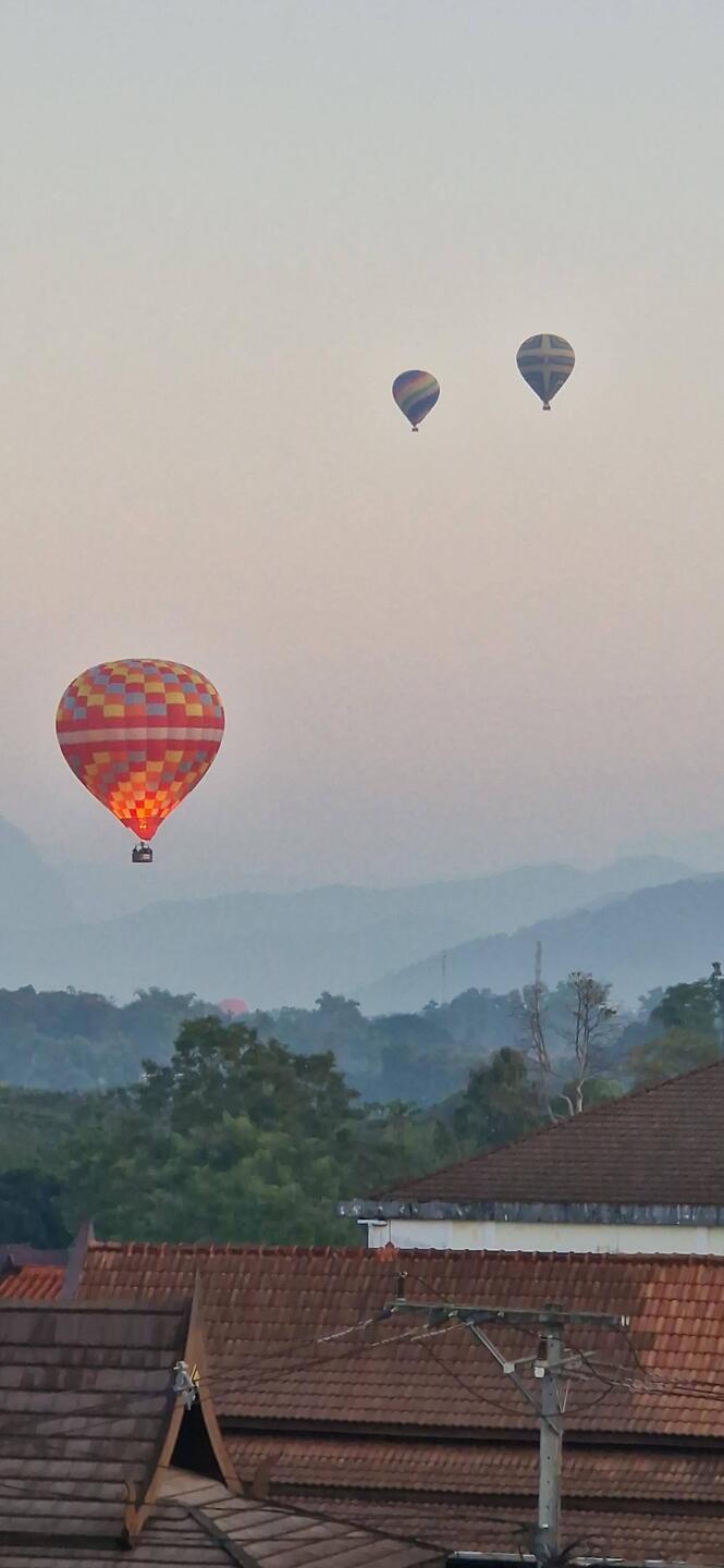 Die Ballons fliegen Richtung Sonnenaufgang