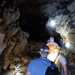 Die Höhle mit dunklen Korridoren