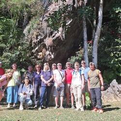 Gruppenbild vor der Höhle.