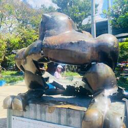 Parque San Antonio - Statue, die beim Anschlag 1995 zerstört wurde