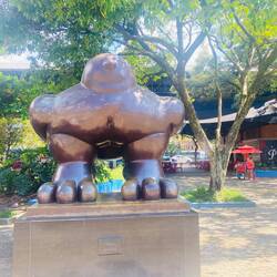Daneben die neue Statue als Symbol für Hoffnung und Neuanfang
