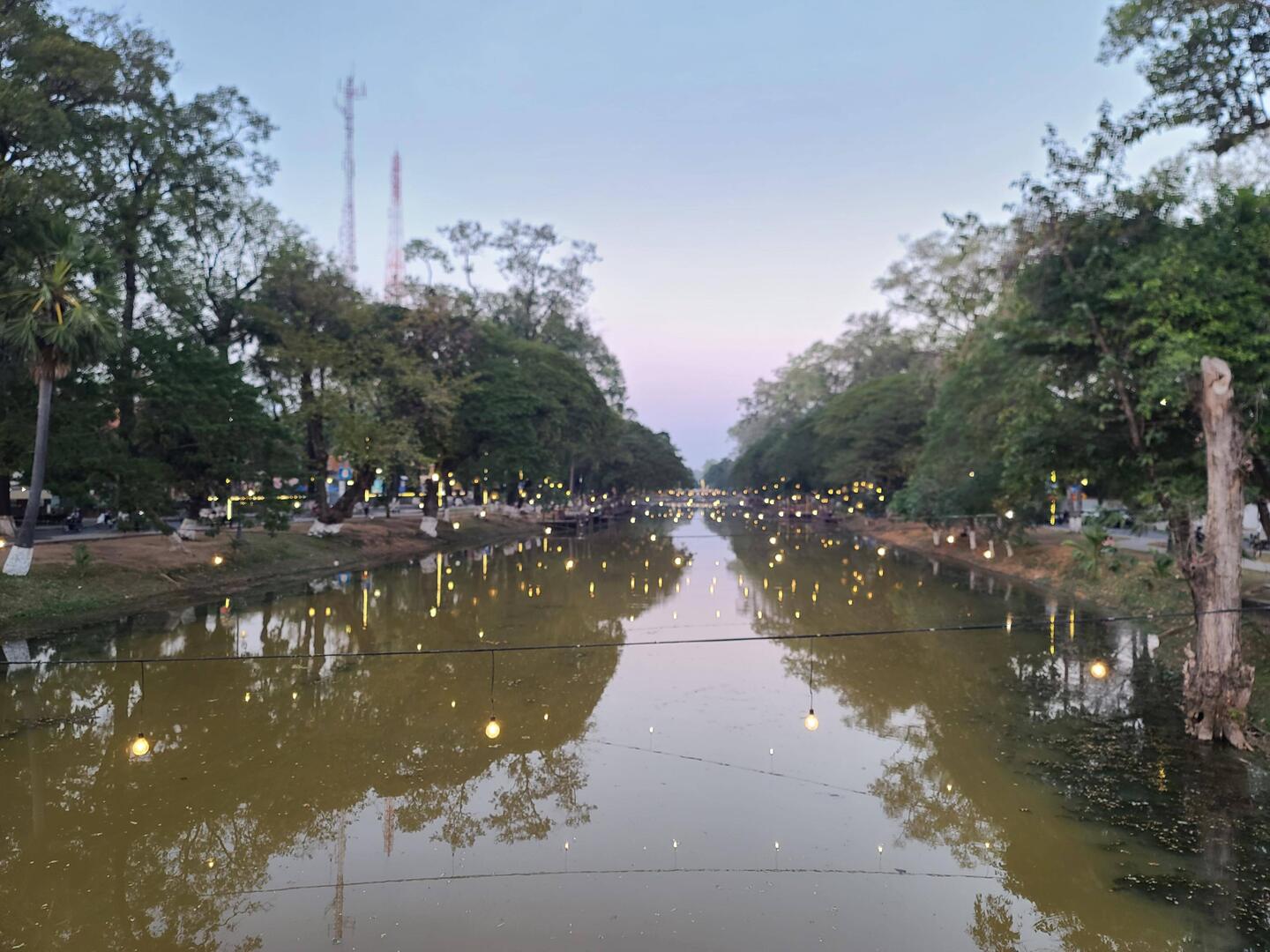 Siem Reap Fluss. Die Stadt heißt wie der Fluss. Oder umgekehrt. Who knows 🤷🏿