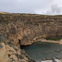 Links ein kleiner Tunnel der mit dem Meer verbunden ist