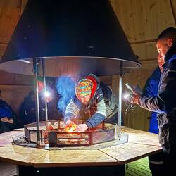 Feuer entzündet mit Feuerstahl