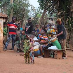 ...geht es in ein winziges Dorf