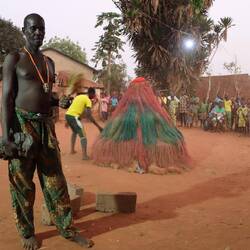 Der Priester tritt in Erscheinung