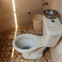 Dusche (Eimer) und Toilette