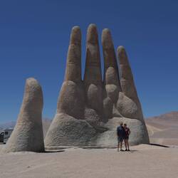 Mitten in der Wüste ein Kunstwerk "Mano del desierto"