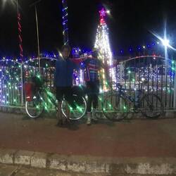 Der zentrale Platz in Bignona wirkt auch noch etwas weihnachtlich