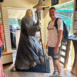 Gandalf und so ein fremder in grau mit Stock 🧙‍♂️