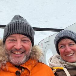 Kurzer Ritt im Santa - Taxi (beheizter Schlitten gezogen von einem Snowmobil)