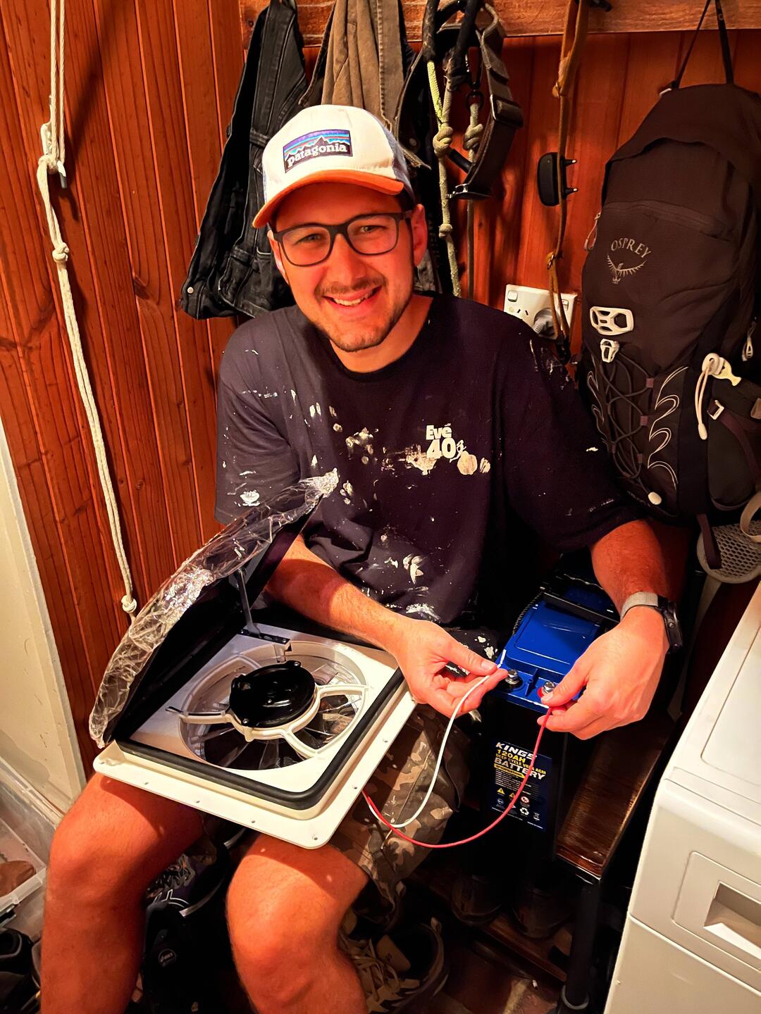 Hier wird die Elektrik des Dachfans überprüft