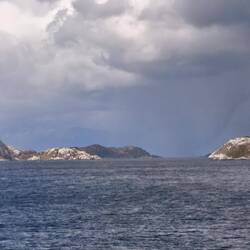 Abwechselnd ☀️ Sonne, 🌧️Regen, 💨Wind und dazwischen ein Regenbogen 🌈