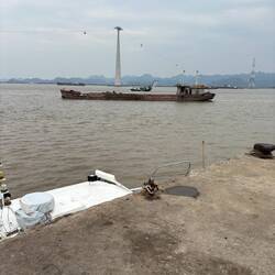 Überall diese großen gruseligen verlassenen Dampfer