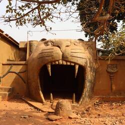 ...mit dazugehörigem Eingangstor