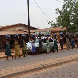 Opfer werden zum Voodoopriester getragen