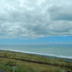On peut voir la voie ferrée