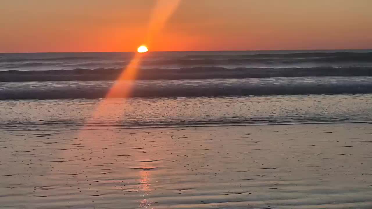 Sonnenuntergang bei mittelstarken Wellen