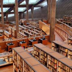 Ses rayons peuvent accueillir plus de 5 millions de livres.