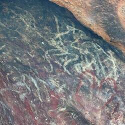 Original Zeichen der Anangu-Community, viele tausende Jährchen alt