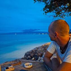 Strandbar mit Vulkan- und Schildkrötenaussicht