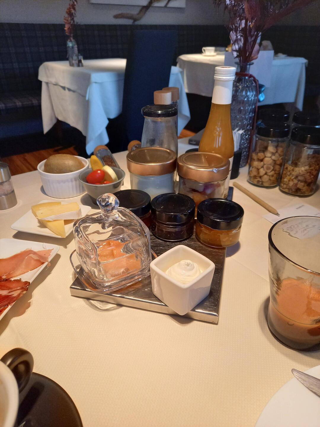 Frühstück als "flying buffet" - die Basics stehen auf dem Tisch, alles andere wird frisch zubereitet