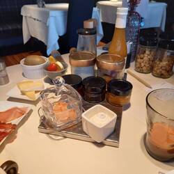 Frühstück als "flying buffet" - die Basics stehen auf dem Tisch, alles andere wird frisch zubereitet