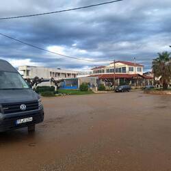 Stellplatz mit Blick auf die Taverne