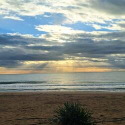 Die Sonne scheint durch die Wolken