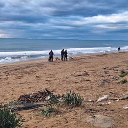 Nach dem Regen: Spaziergänger am Strand