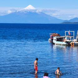 Baden unterhalb vom schneebedeckten 2662 m hohen Osorno