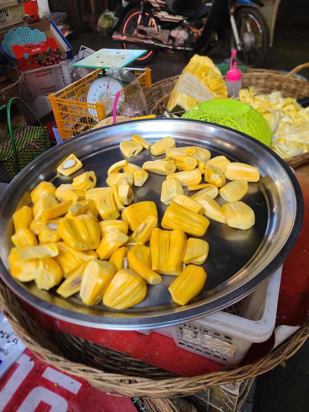 Jackfruit.... schmeckt sehr gut. Im Gegensatz zu der Durian 🤢