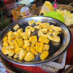 Jackfruit.... schmeckt sehr gut. Im Gegensatz zu der Durian 🤢