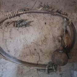 Die Ausrüstung zum Klettern auf die Palmen, Messer und Trichter zum Abzapfen von Palmsaft