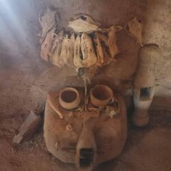 Dieser Fetisch dient als eine Art Fundbüro. Wer etwas Fremdes nimmt, wird krank werden