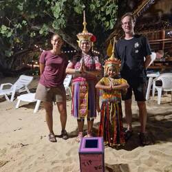 Noras (ned Apsaras) med zwoi Touris