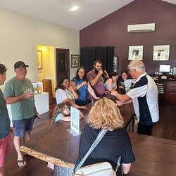 Weinprobe auf australisch. Aus Deutschland kennen wir es etwas zünftiger und gemütlicher.