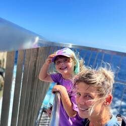 Bei dem Wind stehen uns allen die Haare gehörig zu Berge.
