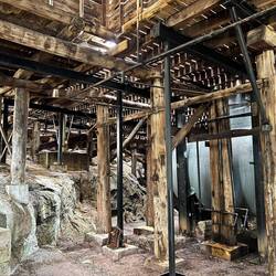 Das Gebälk unter dem "Cut up Deck", auf dem Wale zerteilt wurden. Daneben ein riesiger Kochkessel.