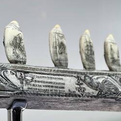 Schnitzereien im Kieferknochen eines Pottwals.