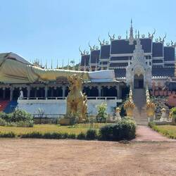 Liegender Buddha als Besonderheit.