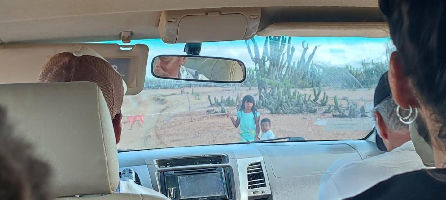 Sur la route, nombreux barrages tenus par des enfants.Un paquet de gâteaux c'est le droit de passage