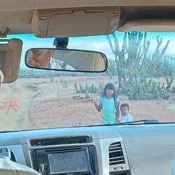 Sur la route, nombreux barrages tenus par des enfants.Un paquet de gâteaux c'est le droit de passage