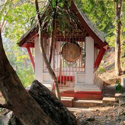 328 Stufen auf den Phousi-Berg