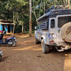 Ein Auto aus Deutschland! Der Fahrer fuhr 5 Monate von Deutschland nach Laos