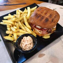 Ein genial guter Burger im Η ΕΛΙΑ = I Elia = die Olive in Kopanaki