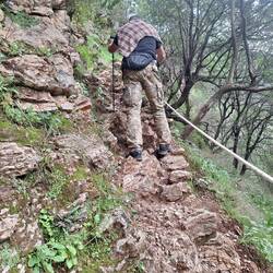 Steiles Gekraxel, die Stöcke sind sehr hilfreich